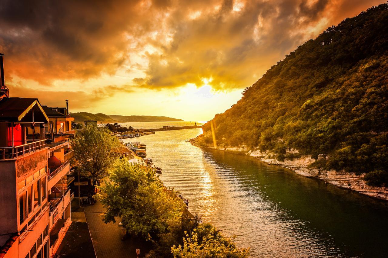 Hill River Hotel Agva  Exterior photo